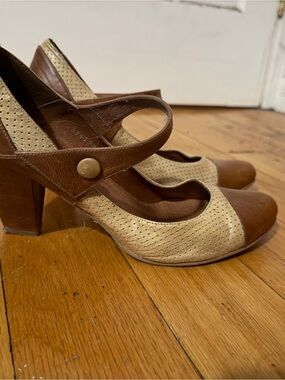 Chocolat Blu Two-Tone Brown and Cream Mary Jane Heel